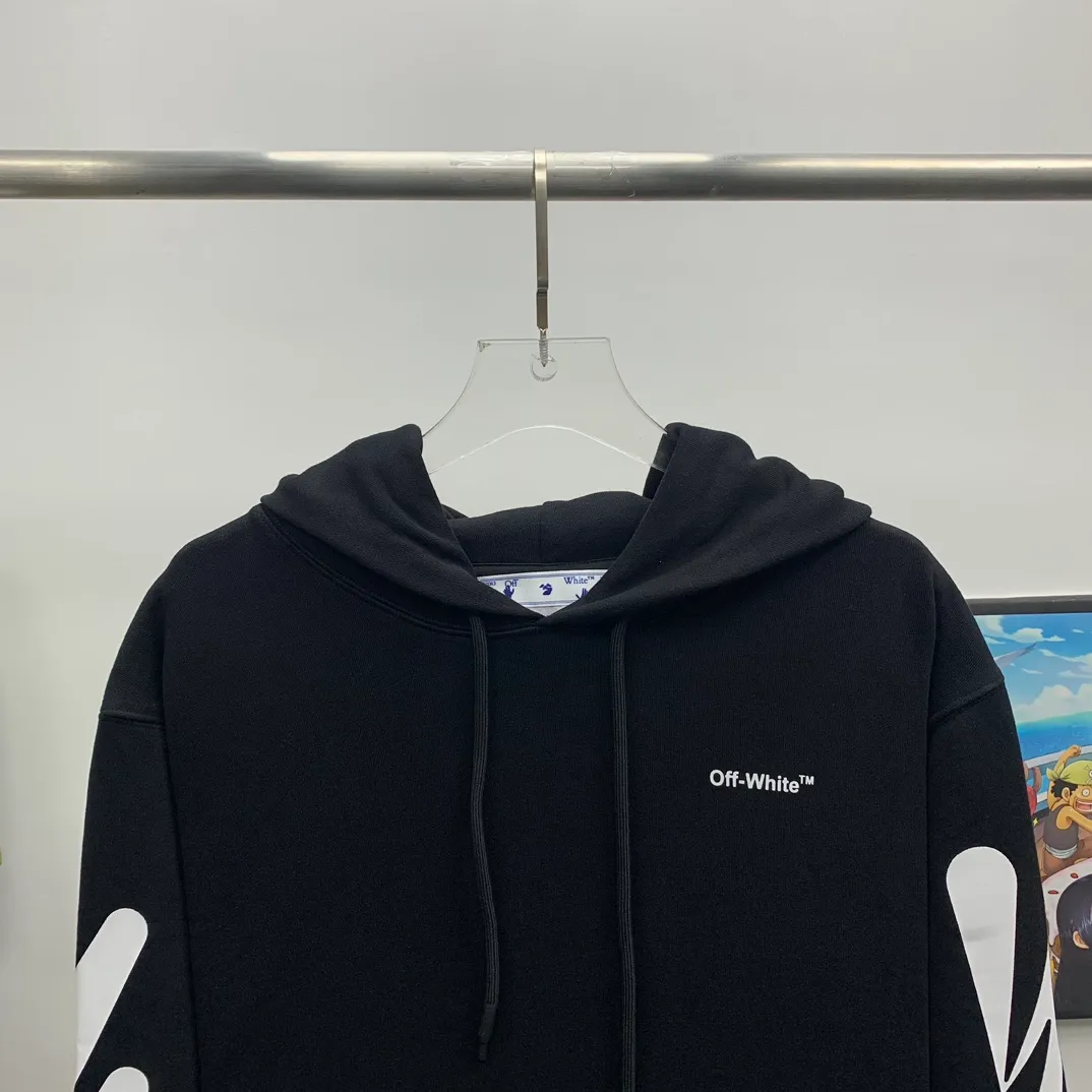 [New] Top tested version OFF-WHITE OW black and white graffiti brush wavy pattern zebra crossing ECG men's and women's loose T-shirt men's and women's same style hoodie sweatshirt After the ECG series, the tiger stripe pattern appears again. This may be another simple and luxurious new model after the merger with LV. Awesome black and white color scheme, new artistic derivation of signature elements, and simple fashion style is remarkable. Small dropped shoulders, slightly wide style, suitable for both men and women.  Imported glue technology, extremely strong. 21 brand new washable collar label tags, customized one to one. The fabric is 480g double-ply double-yarn terry fabric, which is full of drape and smooth to the touch. A must-have for fall and winter!  Color: Black Size: XS-L P:390
